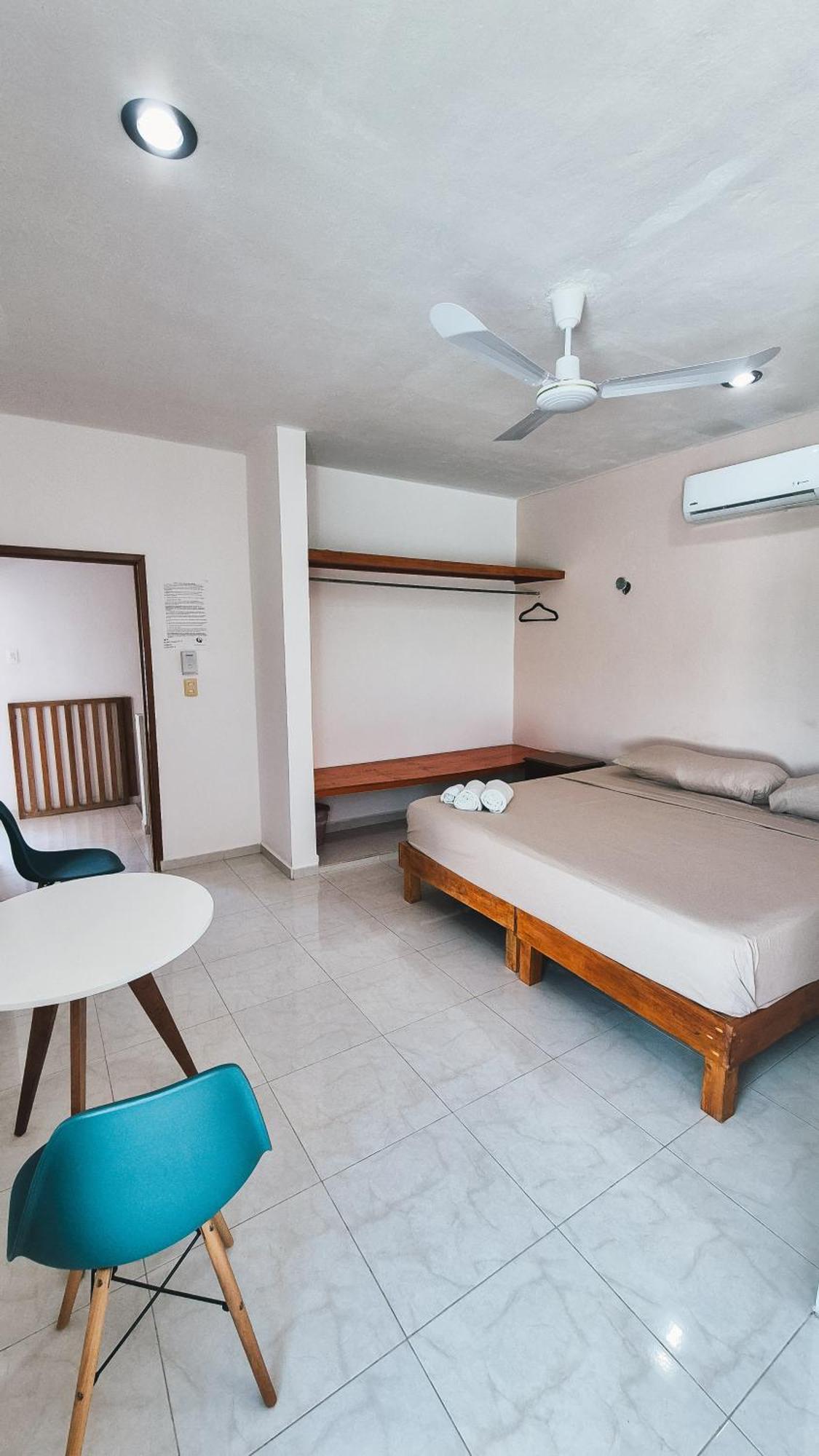 Hotel Monserrat Merida Bagian luar foto